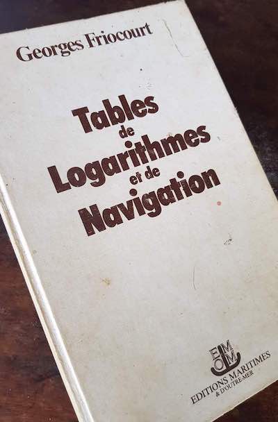 Astronavigation et l'option logarithmique, image tables de logarithmes et de navigation